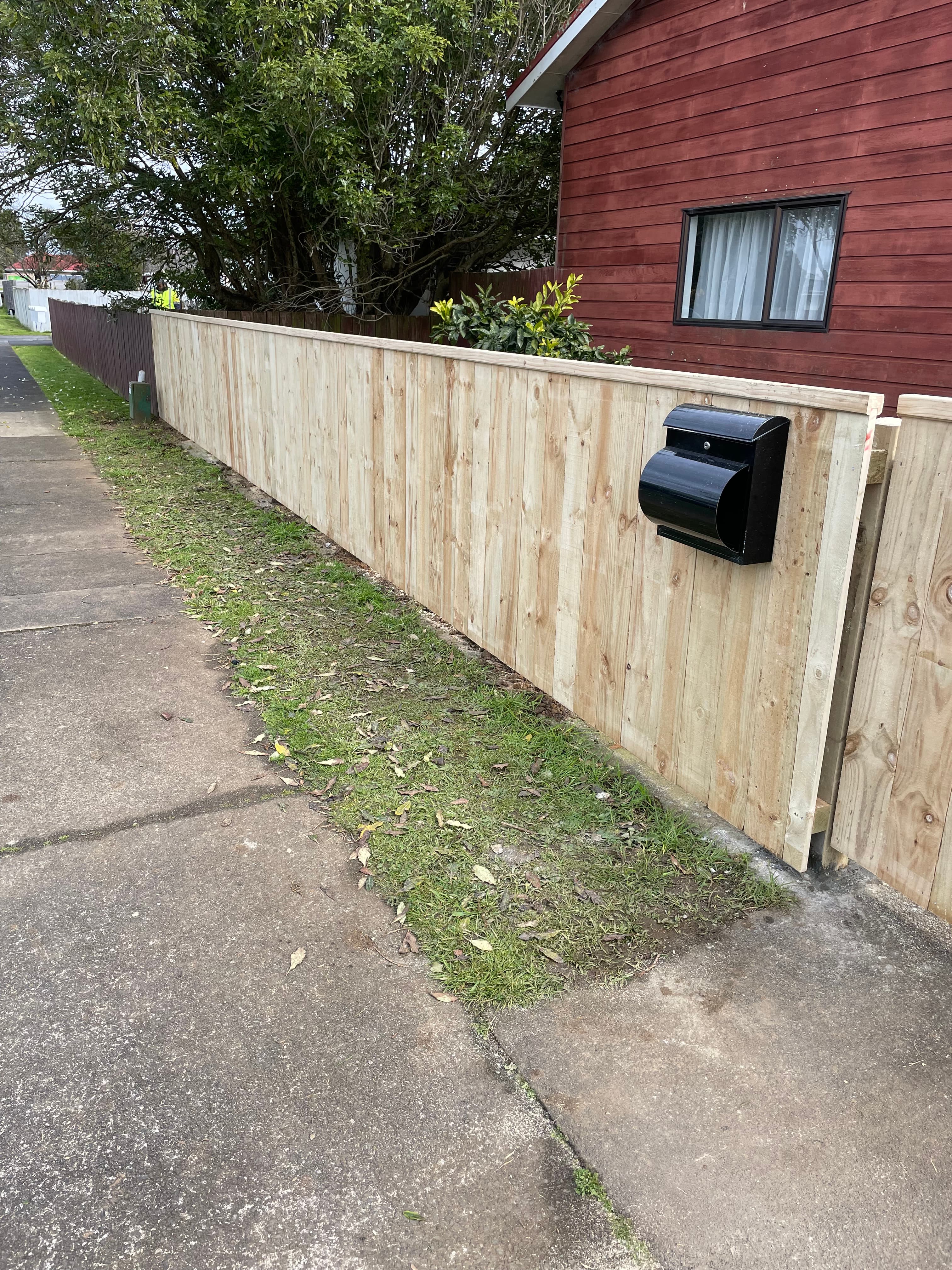 Old Damaged Fence? We can transform your old backyard. We can get you a quote quickly & All work carried out complies with New Zealand